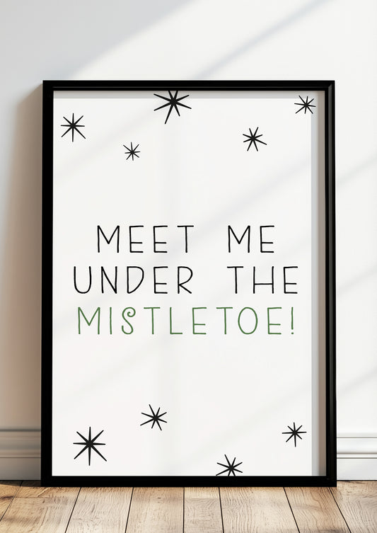 Meet Me Under The Mistletoe-Poster im schwarzen Holzrahmen steht auf dem Boden