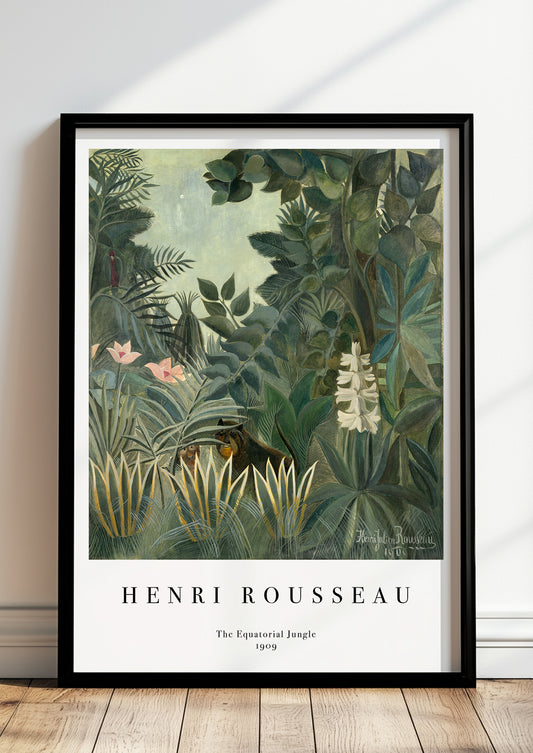 The Equatorial Jungle von Henri Rousseau als Poster, in schwarzem Rahmen, stehend auf dem Boden, angelehnt an einer Wand