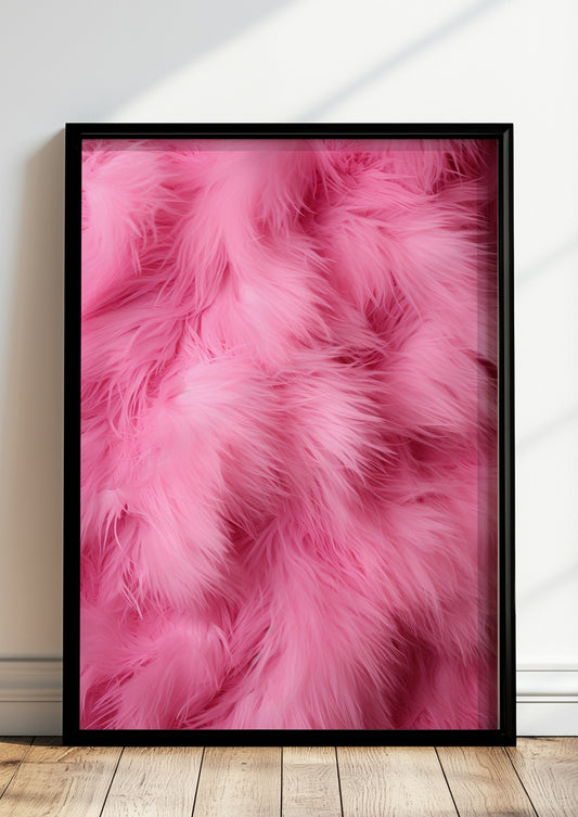 Pinkes Kunstfell-Poster im schwarzen Holzrahmen steht auf dem Boden