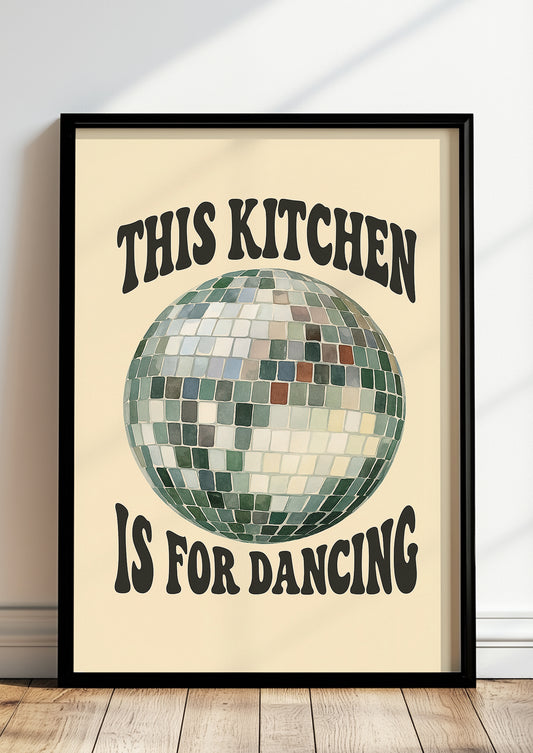 Typografisches Poster mit Diskokugel und Spruch im schwarzen Rahmen an heller Wand