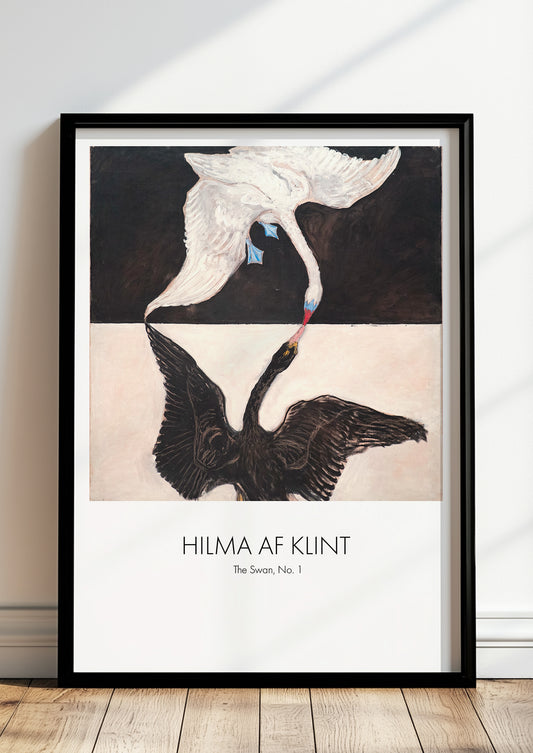 The Swan, No. 1 von Hilma af Klint als Poster, in schwarzem Rahmen, stehend auf dem Boden, angelehnt an einer Wand
