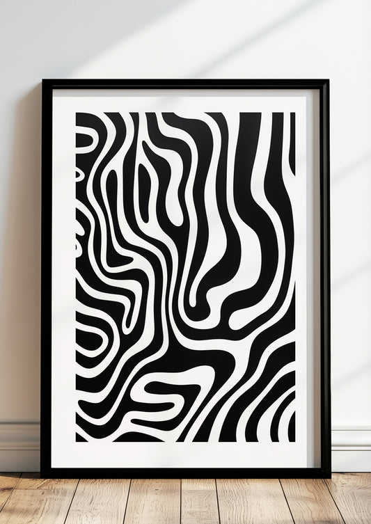 Abstraktes Linienmuster in Schwarz-Weiß im schwarzen Holzrahmen, stehend auf dem Boden