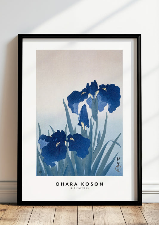 Iris Flowers von Ohara Koson als Poster, in schwarzem Rahmen, stehend auf dem Boden, angelehnt an einer Wand