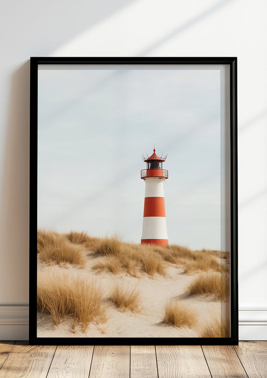 Leuchtturmfoto im schwarzen Rahmen an heller Wand mit Küstendekoration