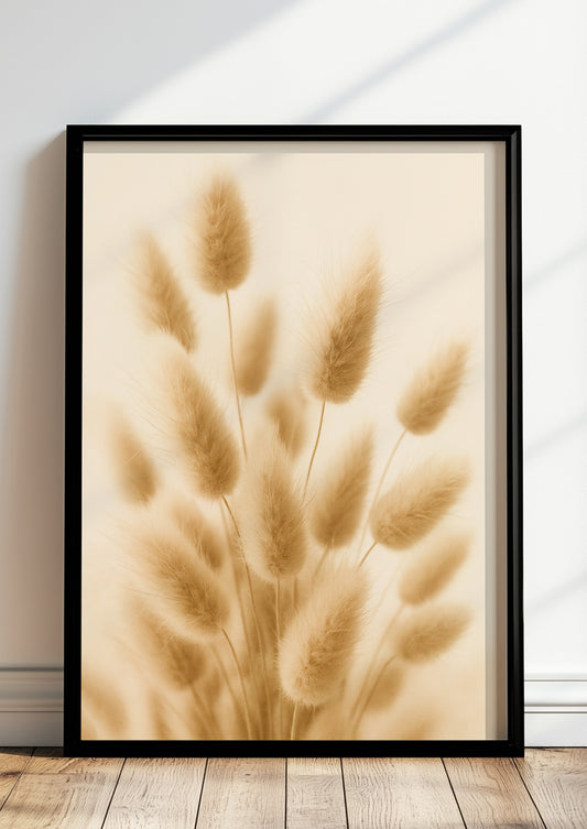 Dekorative Trockenblumen vor hellem Hintergrund in zarter Textur