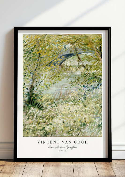 River Bank in Springtime von Vincent van Gogh als Poster, in schwarzem Rahmen, stehend auf dem Boden, angelehnt an einer Wand