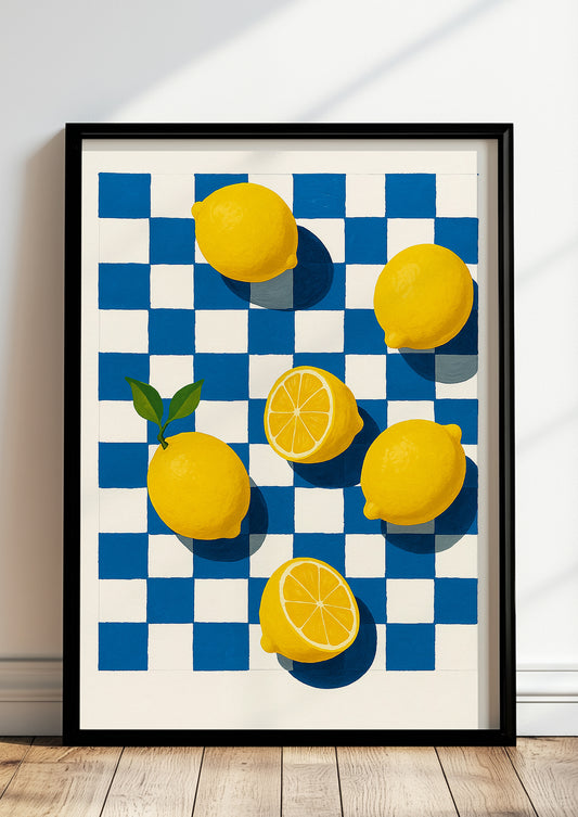 Gerahmtes Zitronenposter mit blauem Schachbrettmuster an heller Wand mit Dekoration