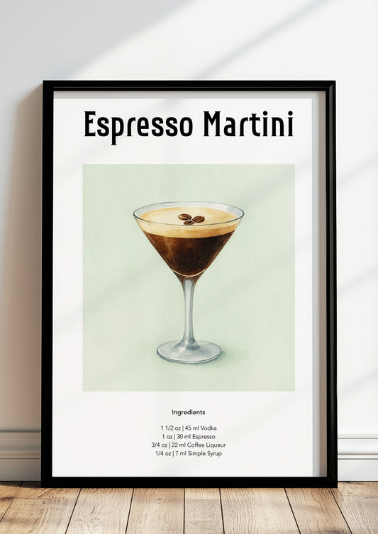 Gerahmtes Espresso Martini Poster lehnt auf dem Boden an einer Wand