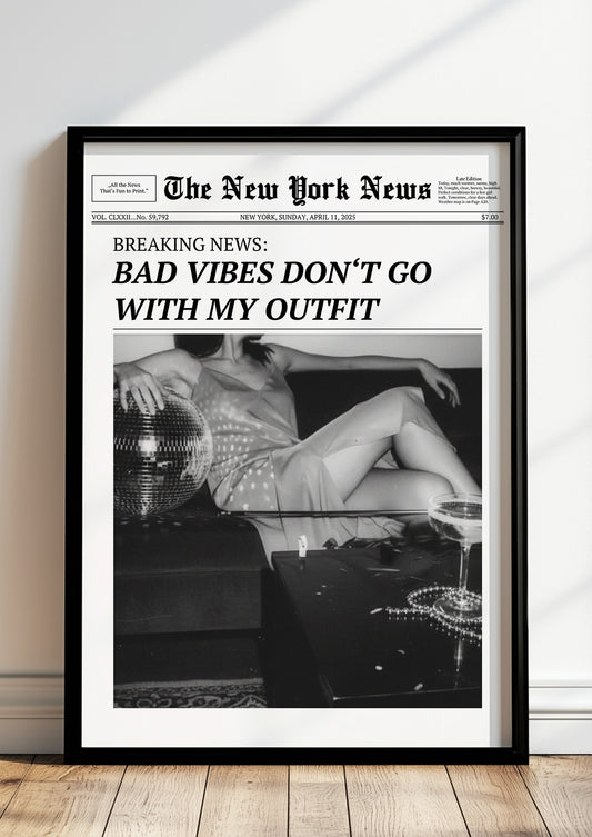 Poster Bad Vibes Don’t Go With My Outfit im schwarzen Holzrahmen stehend
