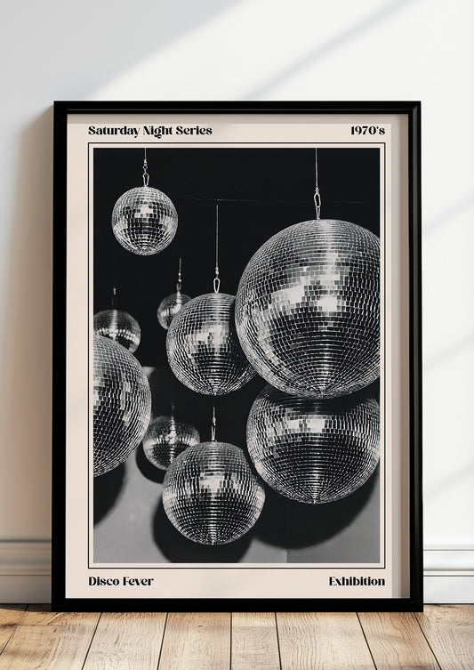 Poster Disco Fever – Saturday Night Series im schwarzen Holzrahmen stehend