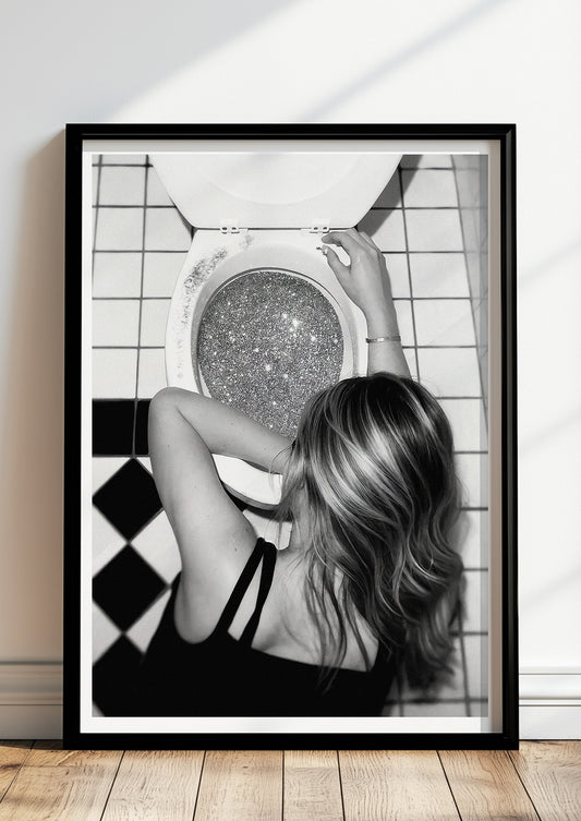 Poster Glitter Toilet im schwarzen Holzrahmen stehend
