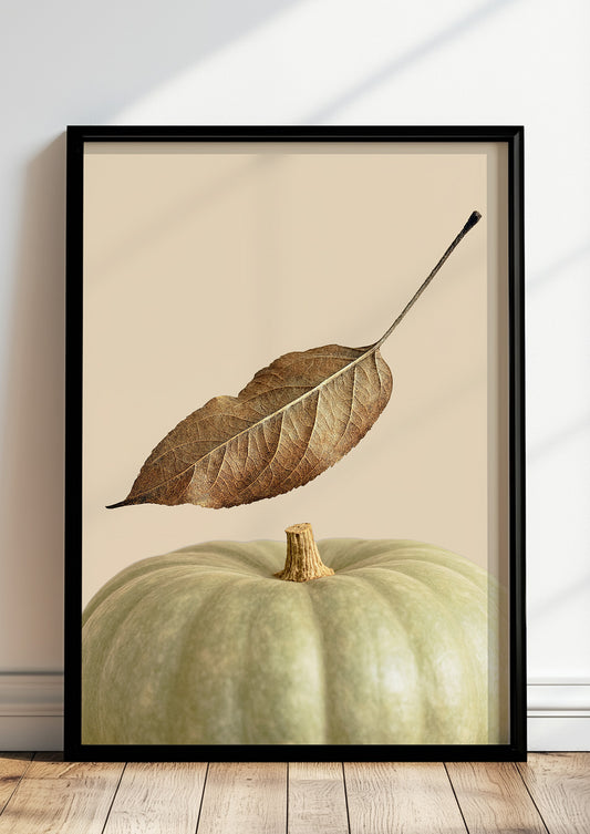 Poster Kürbis mit Blatt im schwarzen Holzrahmen stehend