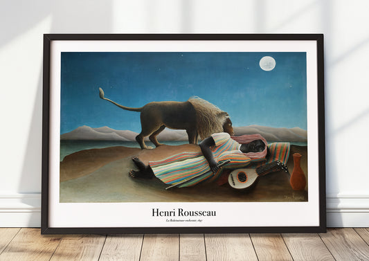 Henri Rousseau – The Sleeping Gypsy als Poster mit schwarzem Rahmen, stehend am Boden an eine Wand gelehnt