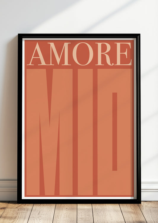 Gerahmtes Poster „Amore Mio“ in schwarzem Rahmen, inszeniert in moderner Wohnumgebung.