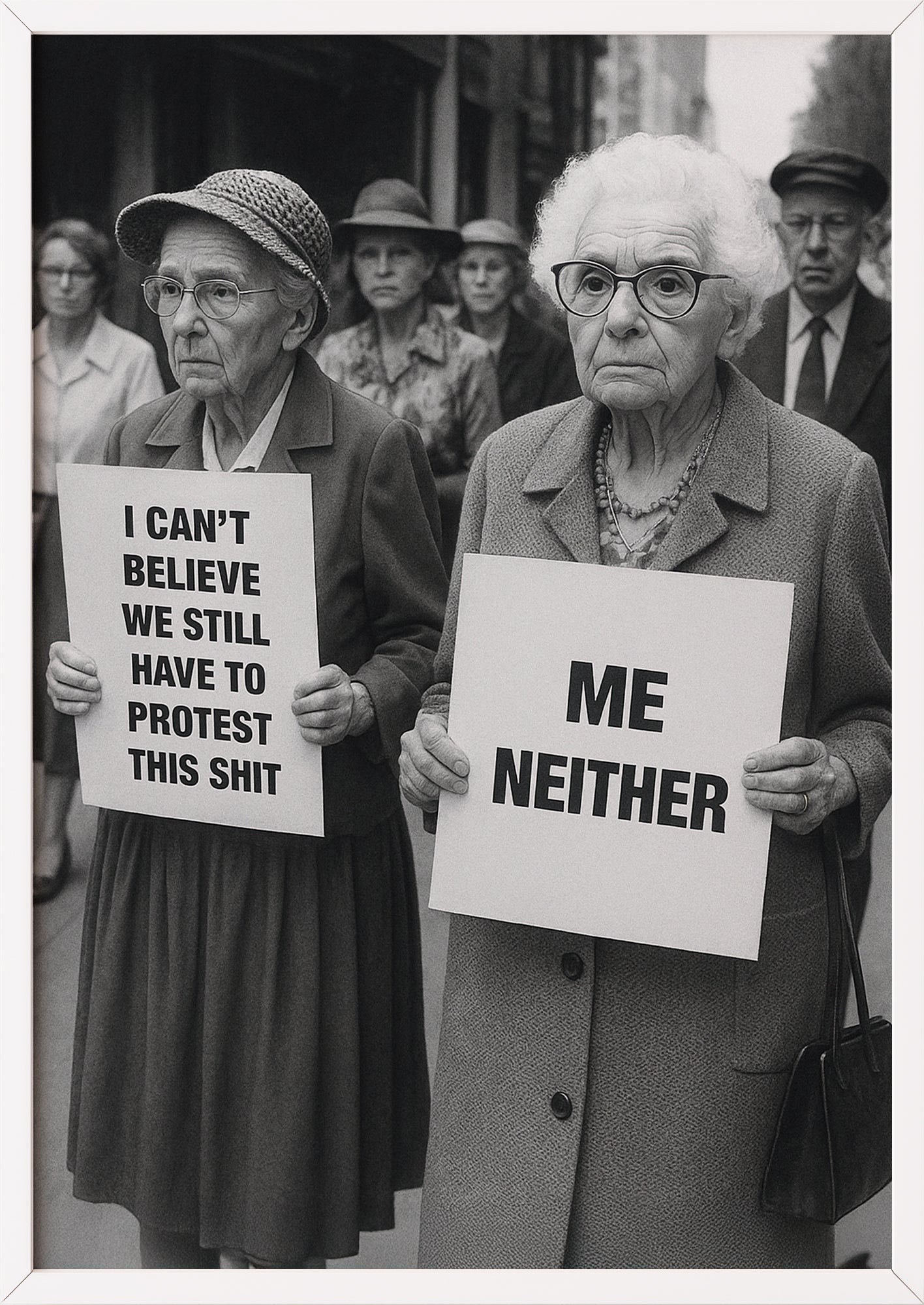 Old Ladies Protest Poster im weißen Rahmen auf Sideboard