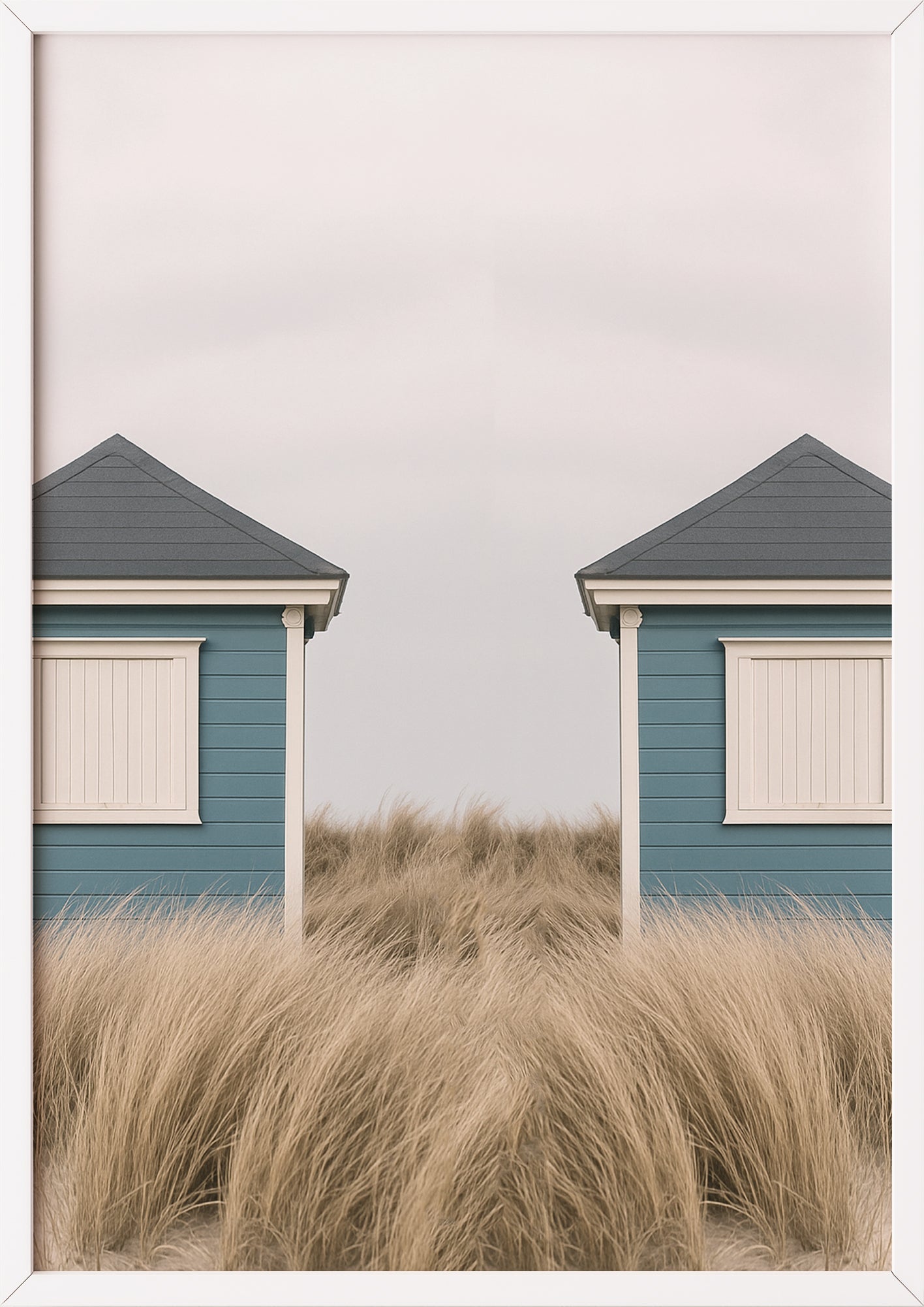 Symmetrisches Strandhaus-Motiv im weißen Rahmen auf schlichtem Hintergrund