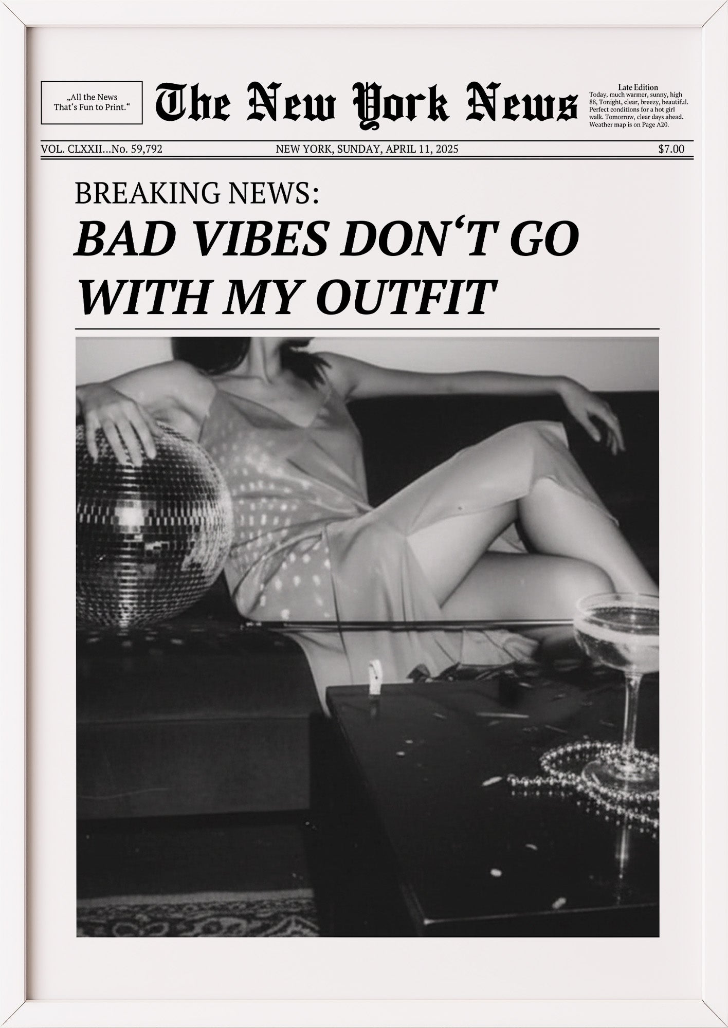 Poster Bad Vibes Don’t Go With My Outfit im weißen Holzrahmen