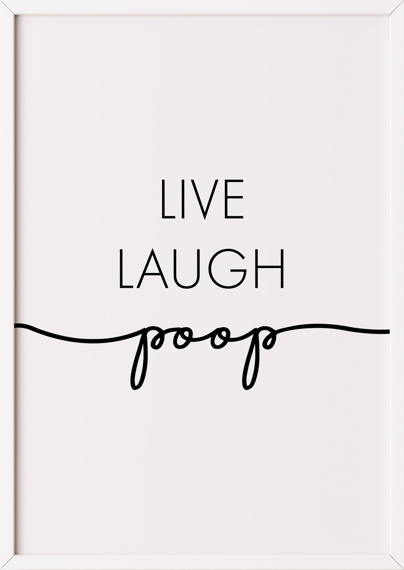 Schwarze Typografie ‚Live Laugh Poop‘ im weißen Bilderrahmen, minimalistisches Hochformat-Poster für humorvolle Wandgestaltung im Badezimmer oder Gäste-WC – skandi-inspirierte Deko