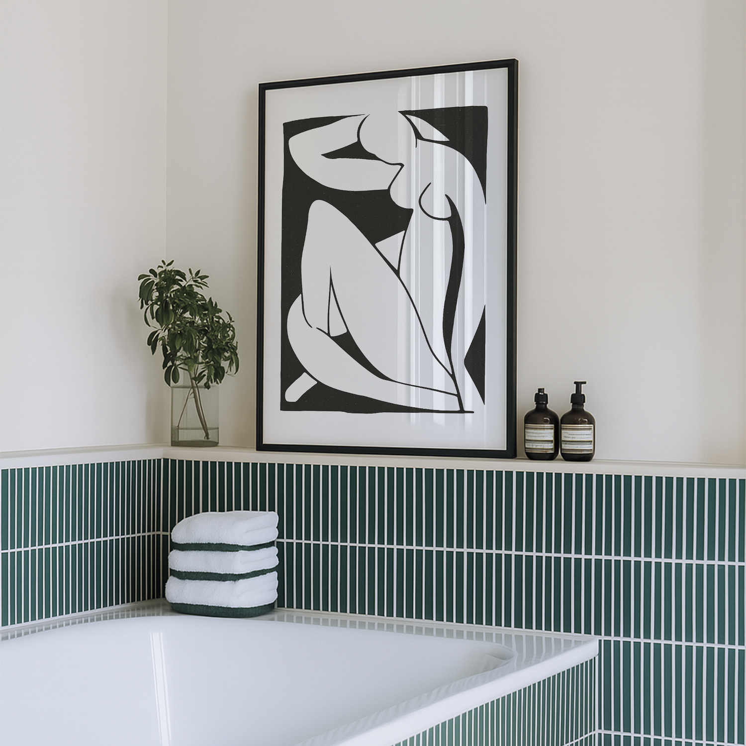 matisse bild in schwarzem bilderrahmen im badezimmer