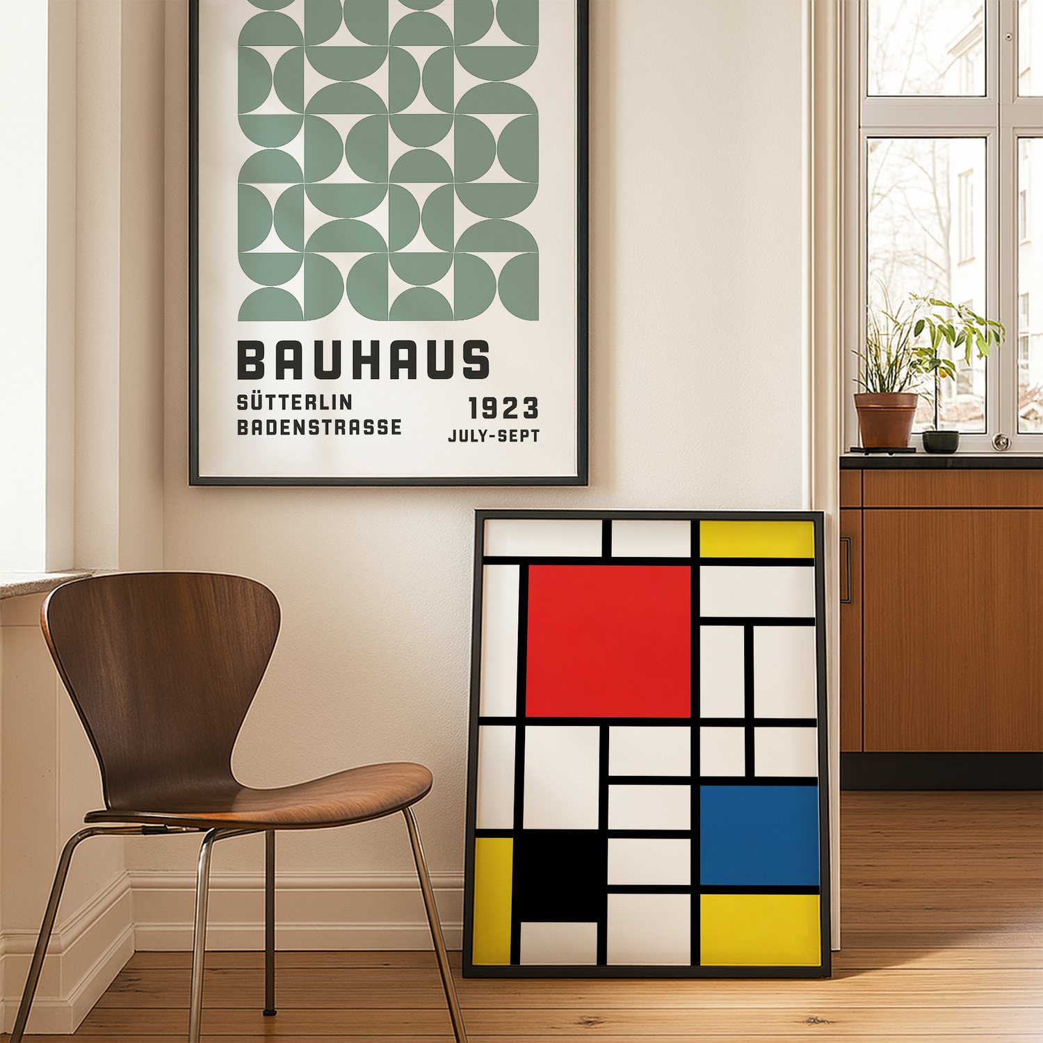 zwei bauhaus poster motive in schwarzen rahmen in einem modernen raum mit braunen möbeln