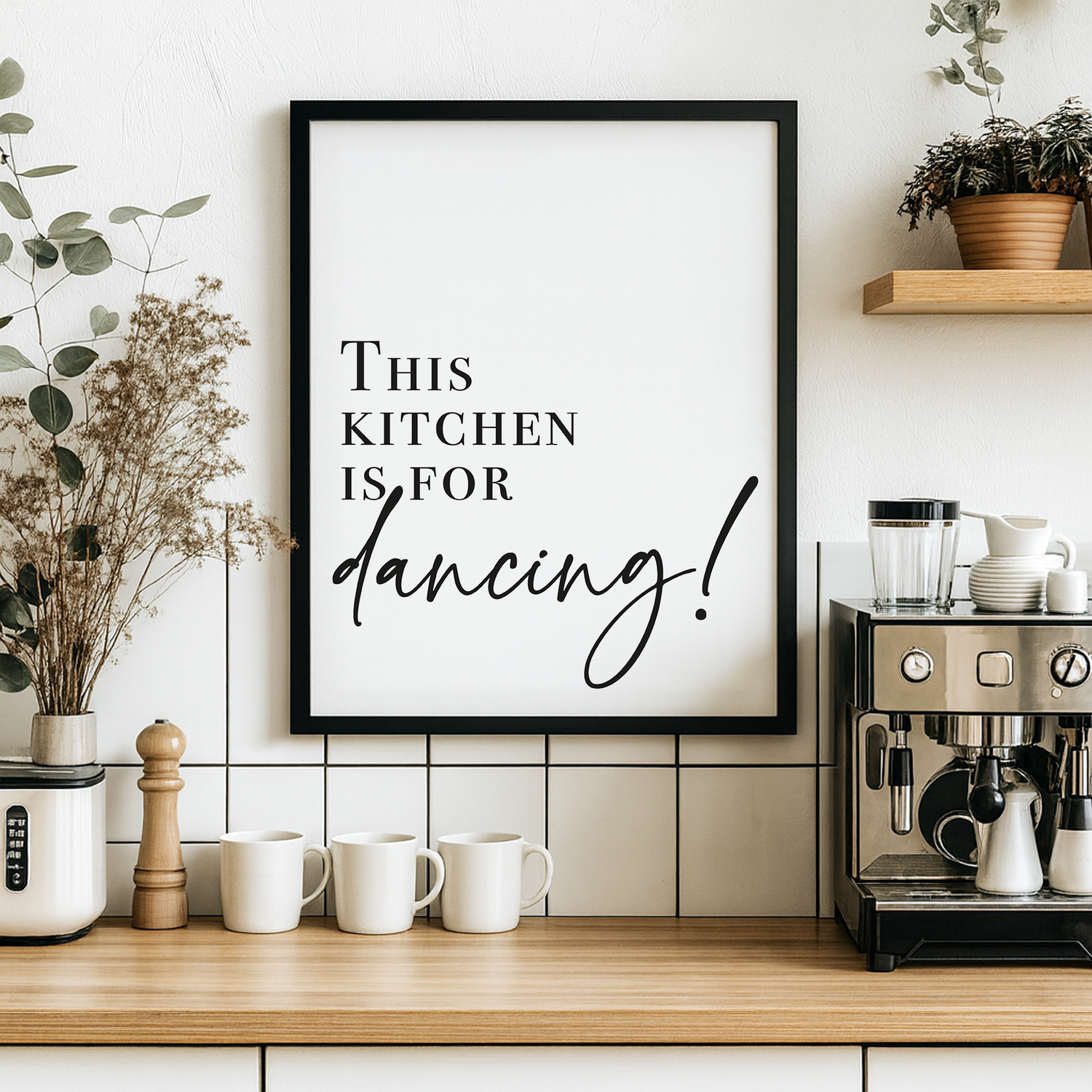 küche mit poster design "this kitchen is for dancing" in schwarzem rahmen