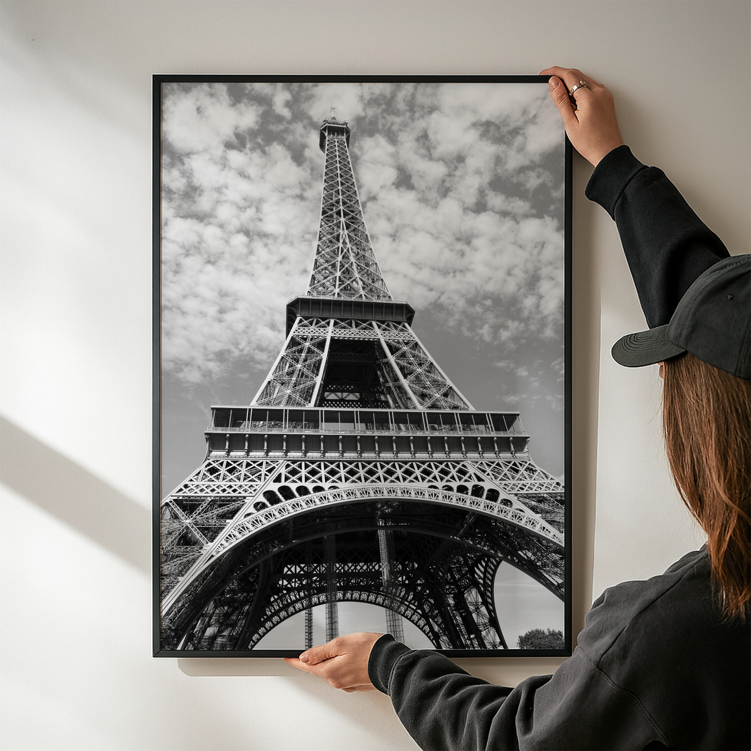 schwarzweiss poster design vom eiffel turm in schwarzem rahmen