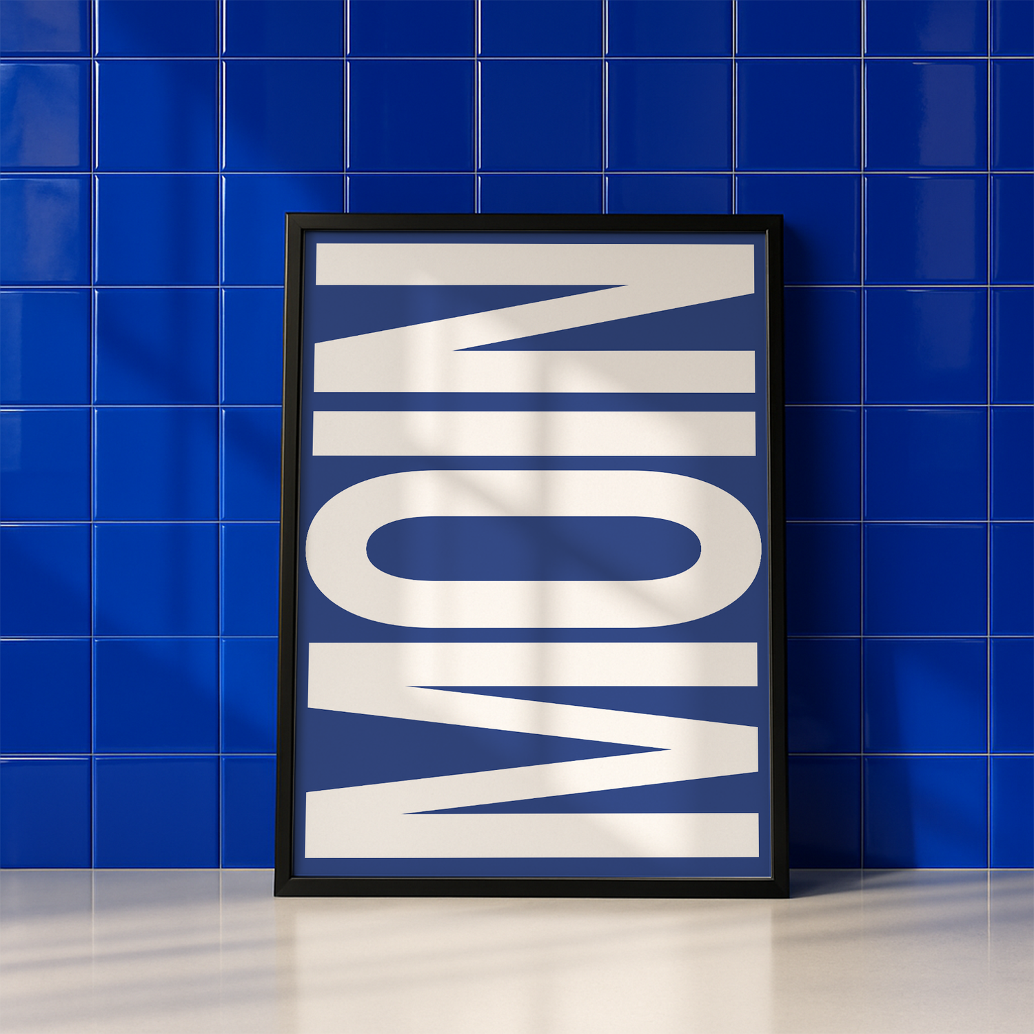 blaue fliesen und ein blaues typographie poster design in schwarzem rahmen mit der aufschrift "moin"