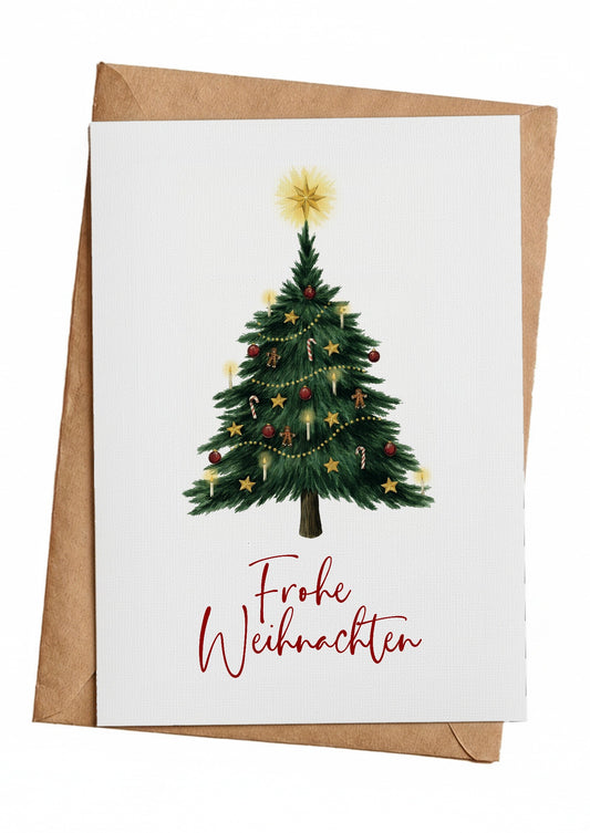 Weihnachtskarte Frohe Weihnachten mit geschmücktem Tannenbaum auf Kraftpapier-Umschlag