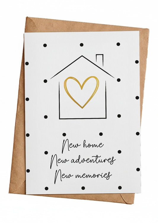 Einzugskarte New Home mit Haus und goldenem Herz auf Kraftpapier-Umschlag