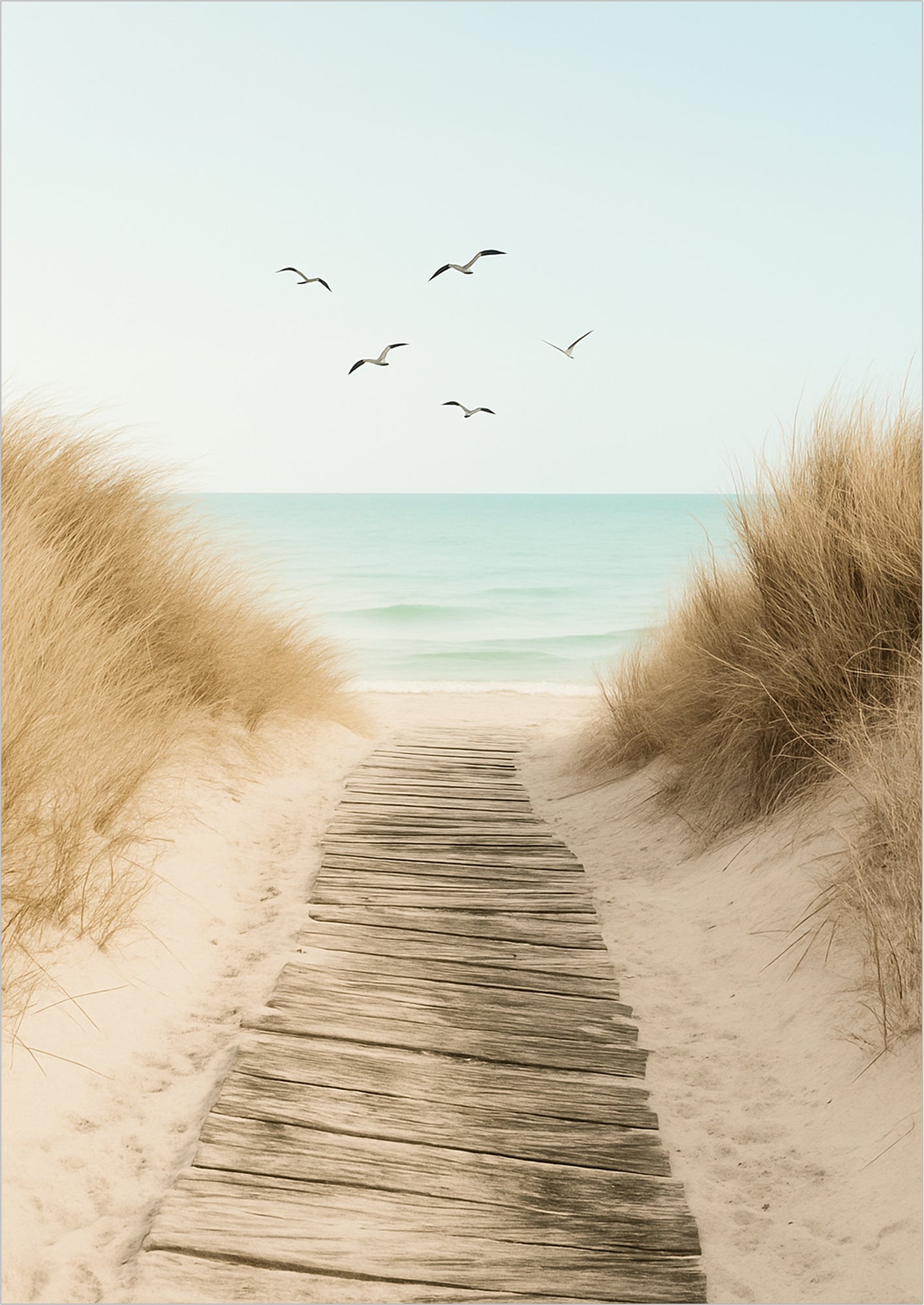 Holzweg durch Sanddünen zum Meer mit Möwen am Himmel in pastelligen Farbtönen