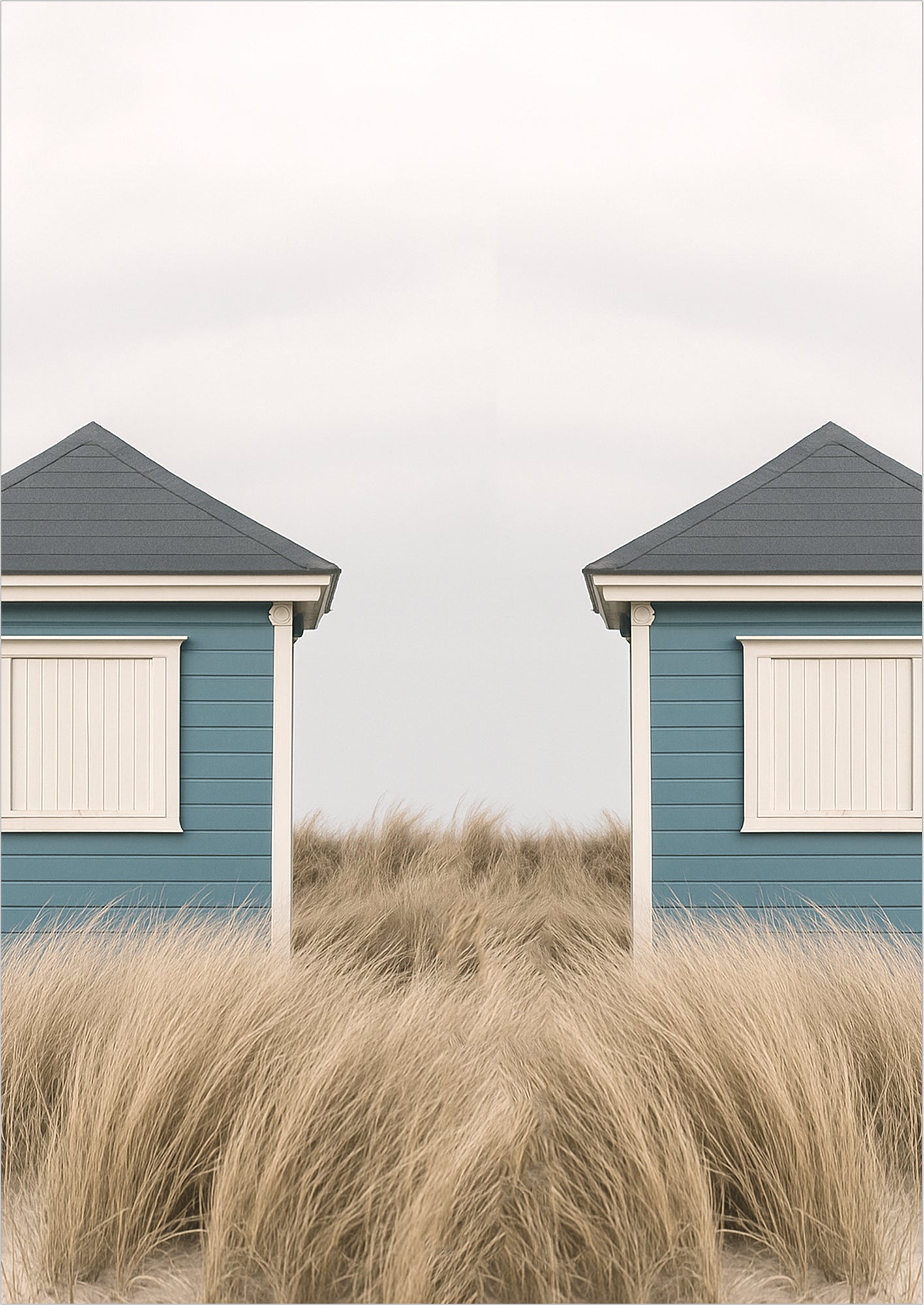 Zwei blaue Strandhäuser mit geschlossenen Fensterläden umgeben von Strandgras