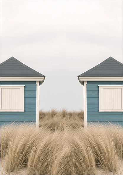 Zwei blaue Strandhäuser mit geschlossenen Fensterläden umgeben von Strandgras