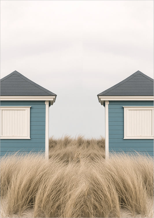 Zwei blaue Strandhäuser mit geschlossenen Fensterläden umgeben von Strandgras