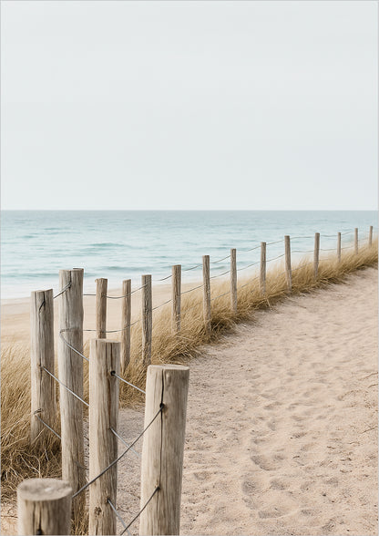 Holzpfosten mit Draht entlang eines Sandwegs am Meer, von Strandgras gesäumt