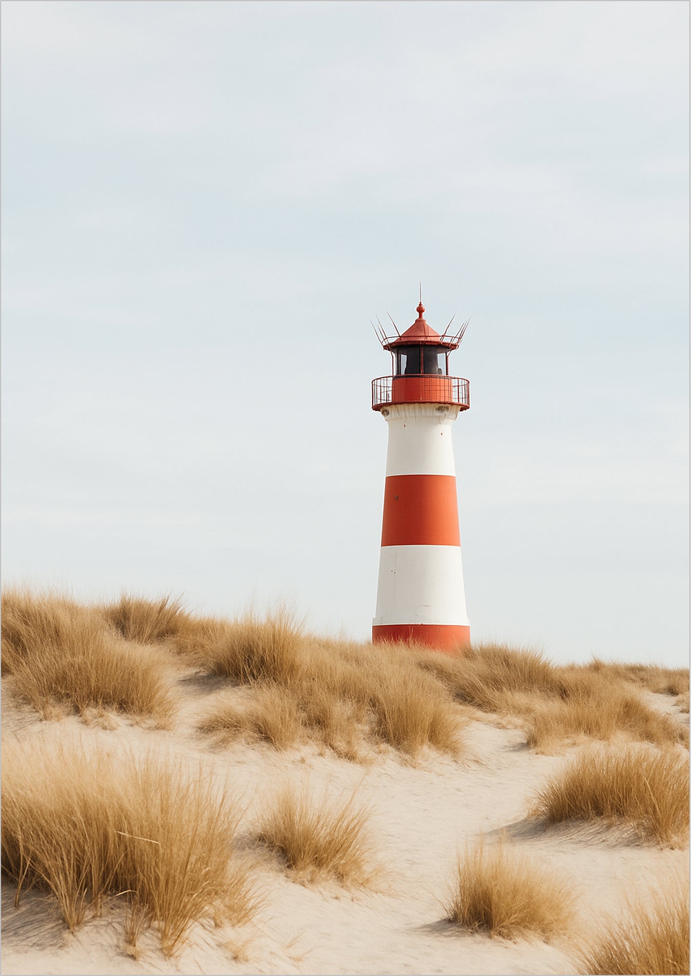 Weiß-roter Leuchtturm auf grasiger Düne mit Holzweg unter bewölktem Himmel