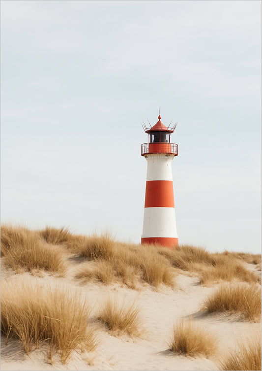 Weiß-roter Leuchtturm auf grasiger Düne mit Holzweg unter bewölktem Himmel