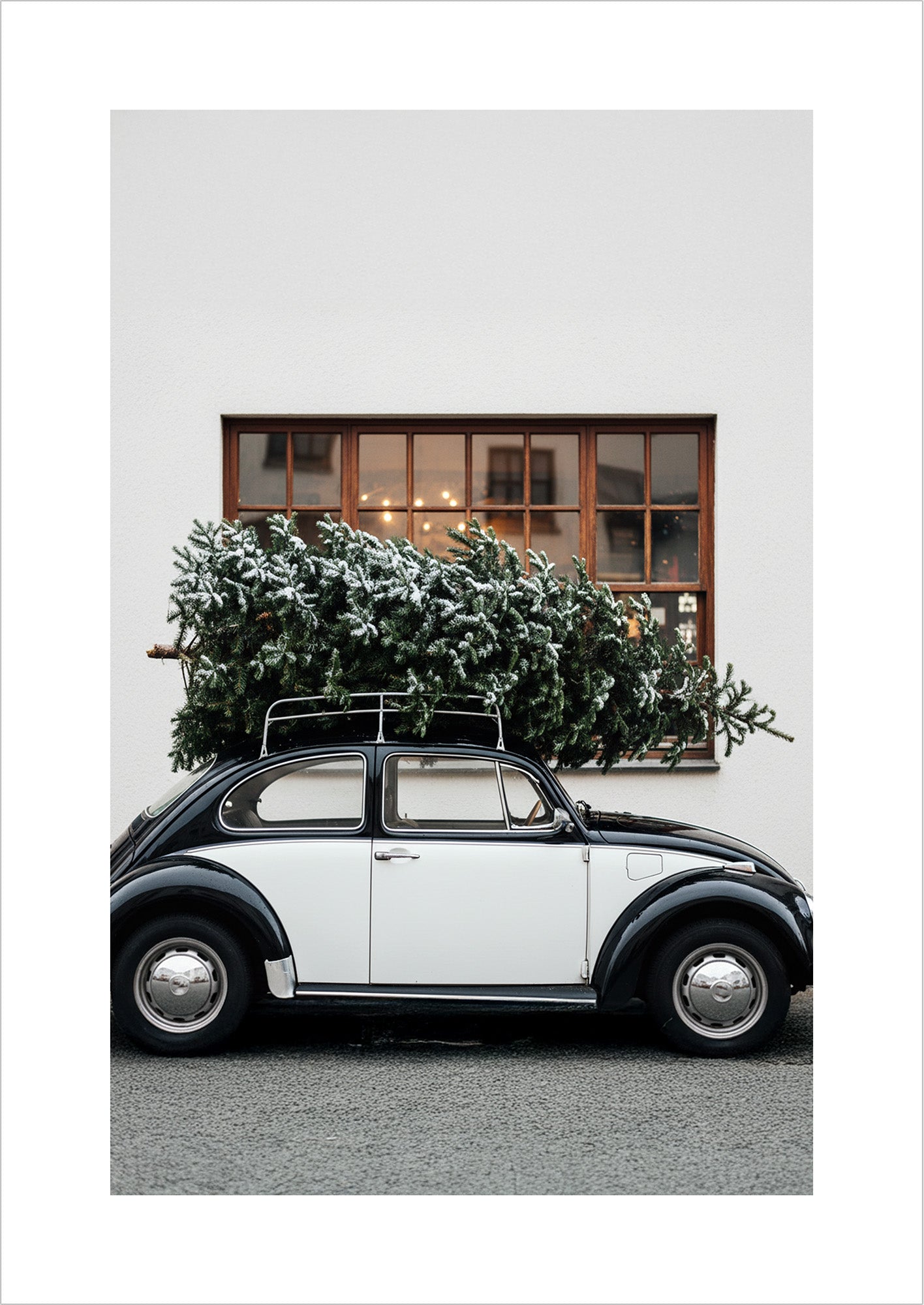 Poster Oldtimer mit Weihnachtsbaum freigestellt