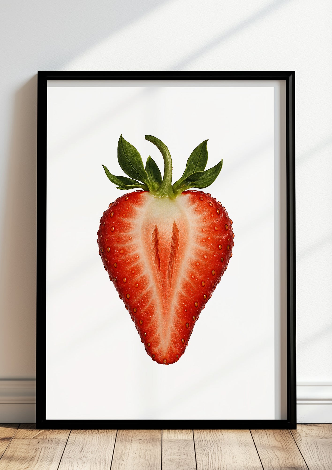 Gerahmtes Poster mit halbierter Erdbeere im Wohnzimmer – moderne Wanddeko