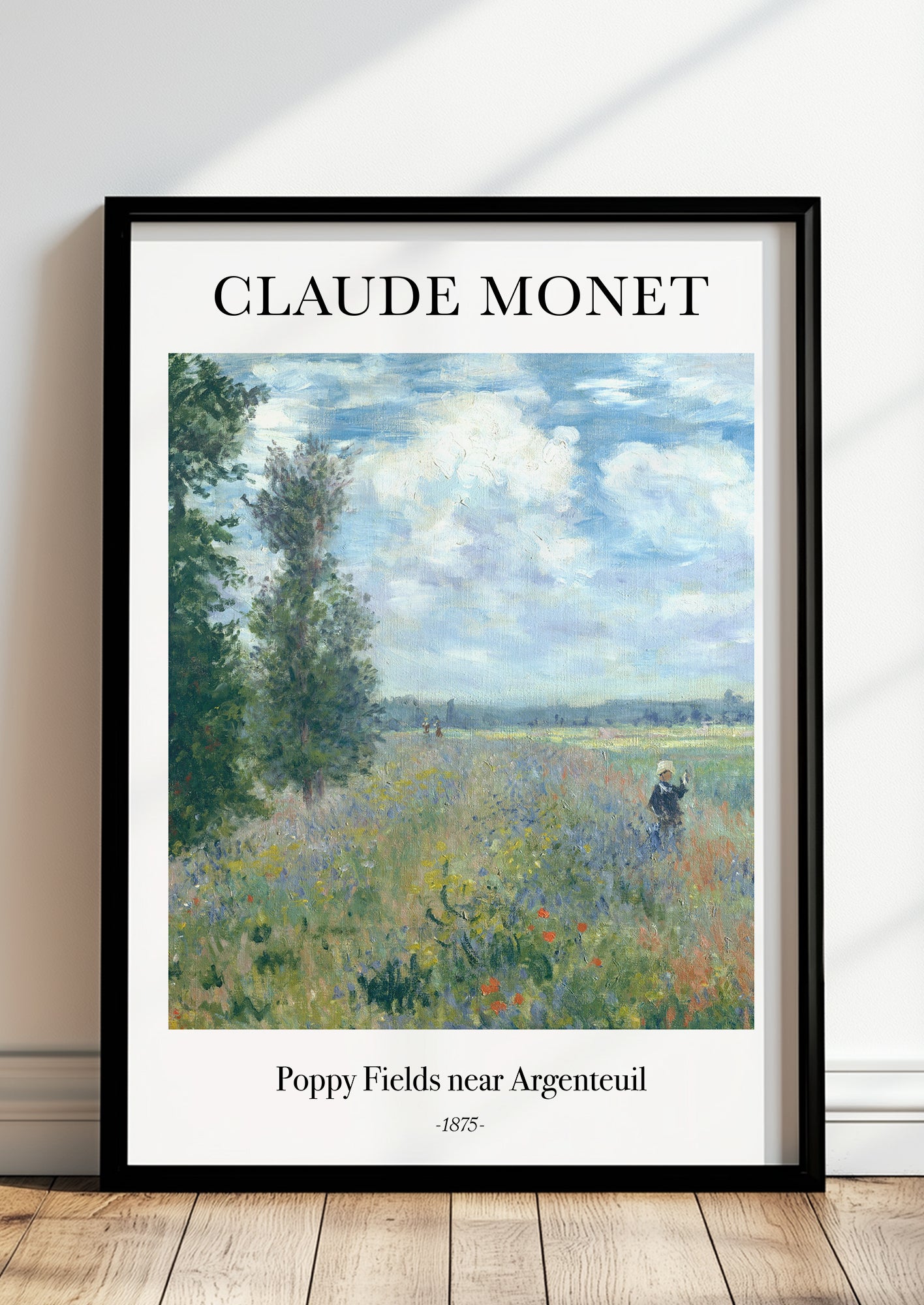 Poppy Fields near Argenteuil von Claude Monet als Poster, in schwarzem Rahmen, stehend auf dem Boden, angelehnt an einer Wand