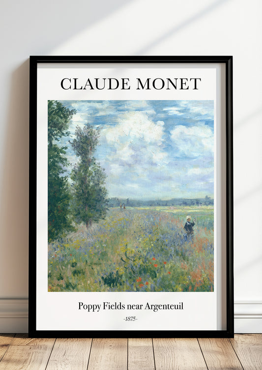 Poppy Fields near Argenteuil von Claude Monet als Poster, in schwarzem Rahmen, stehend auf dem Boden, angelehnt an einer Wand