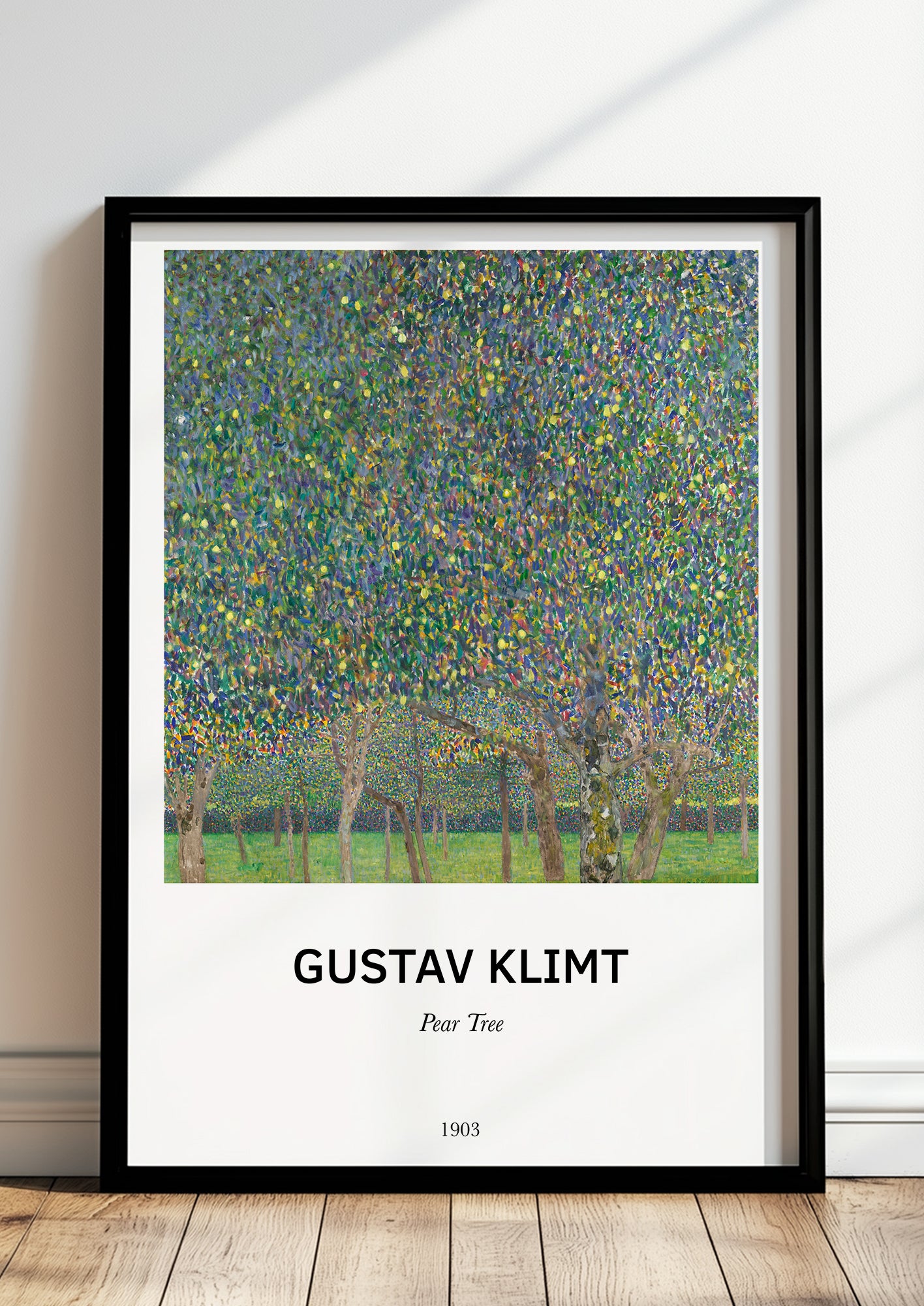 Pear Tree von Gustav Klimt als Poster, in schwarzem Rahmen, stehend auf dem Boden, angelehnt an einer Wand