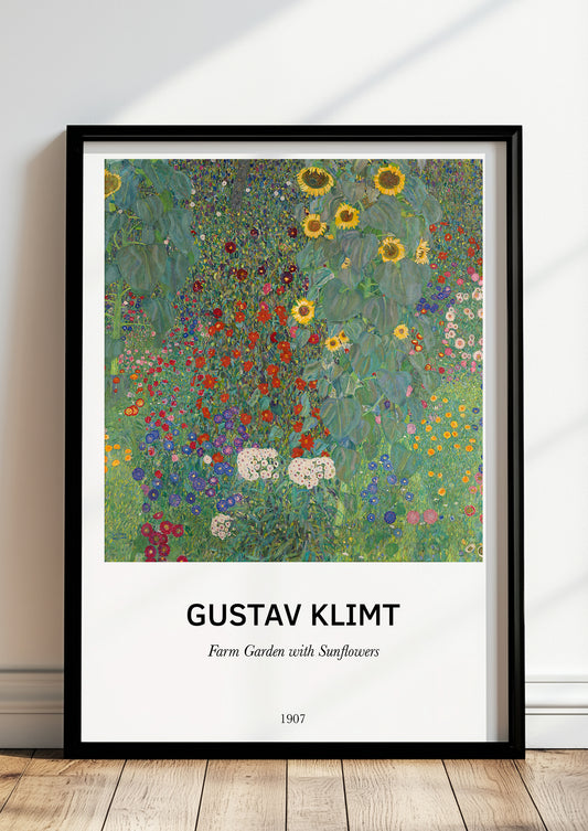 Farm Garden with Sunflowers von Gustav Klimt als Poster, in schwarzem Rahmen, stehend auf dem Boden, angelehnt an einer Wand