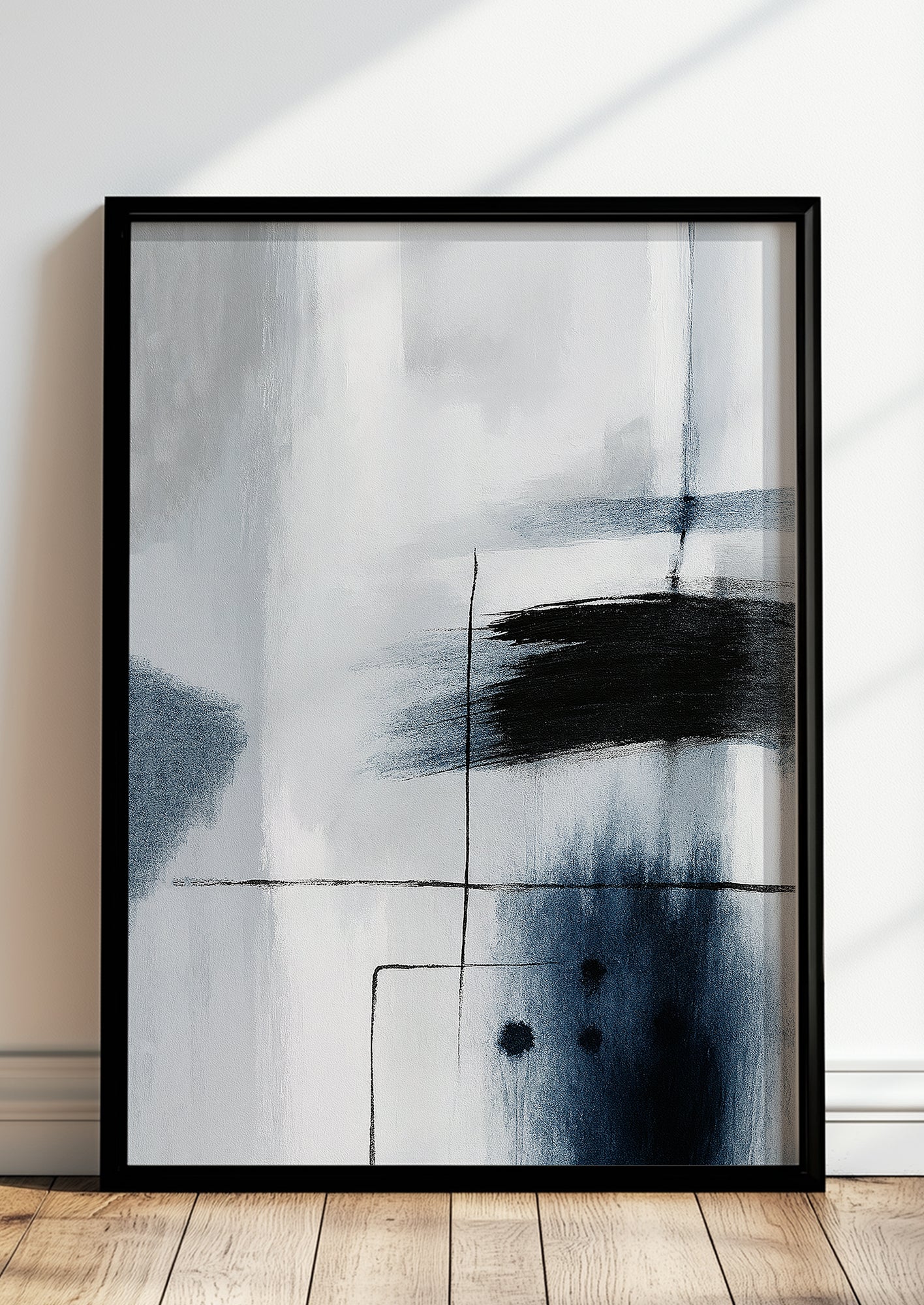 Grafisch-abstrakter Kunstdruck mit dynamischen Pinselzügen im Rahmen