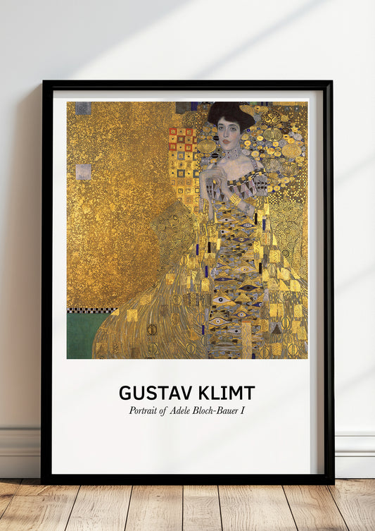 Portrait of Adele Bloch-Bauer I von Gustav Klimt als Poster, in schwarzem Rahmen, stehend auf dem Boden, angelehnt an einer Wand