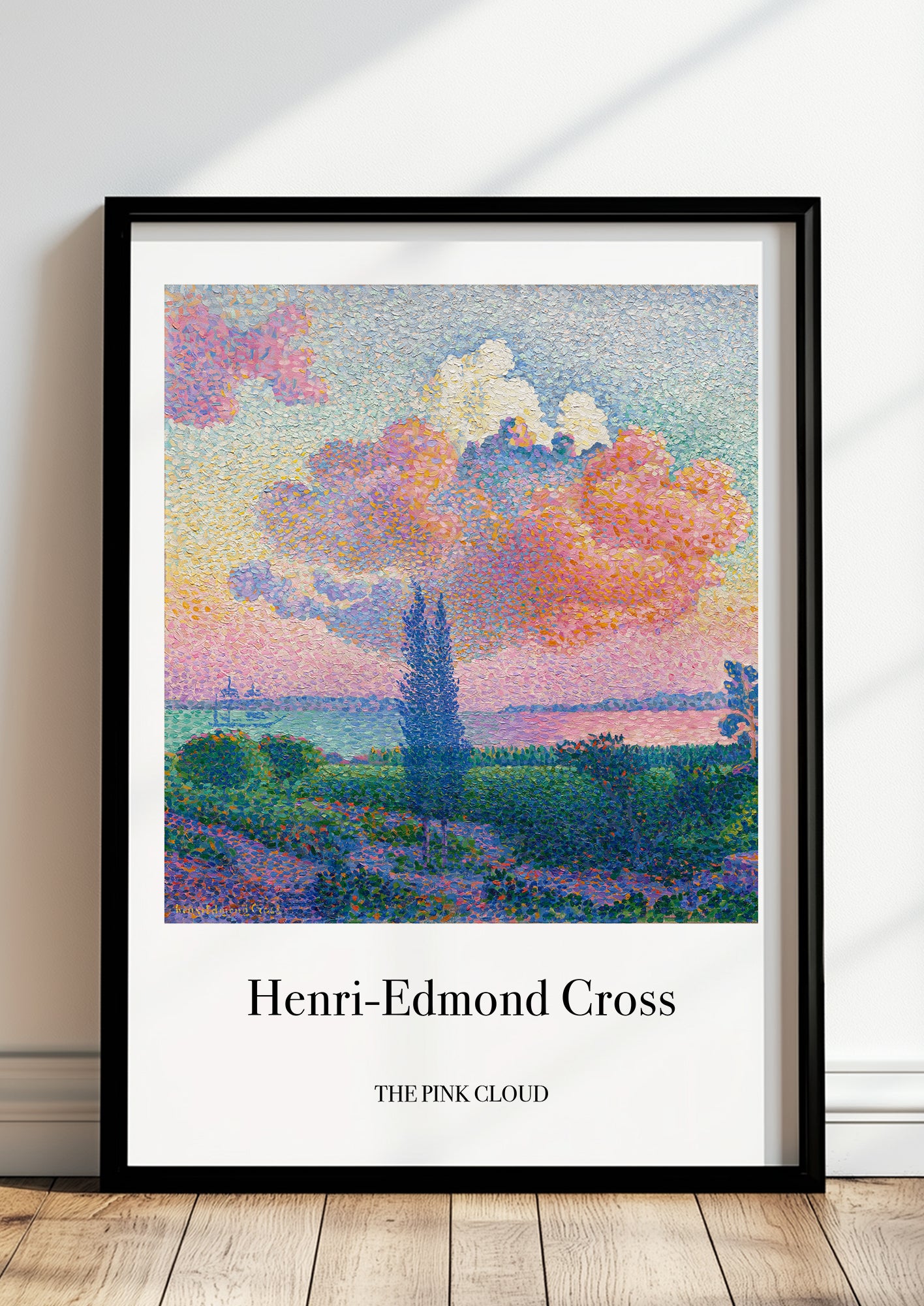 The Pink Cloud von Henri Edmond Cross als Poster, in schwarzem Rahmen, stehend auf dem Boden, angelehnt an einer Wand