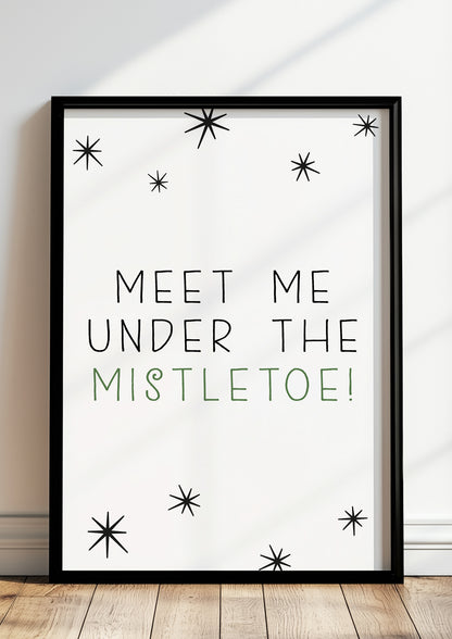 Meet Me Under The Mistletoe-Poster im schwarzen Holzrahmen steht auf dem Boden