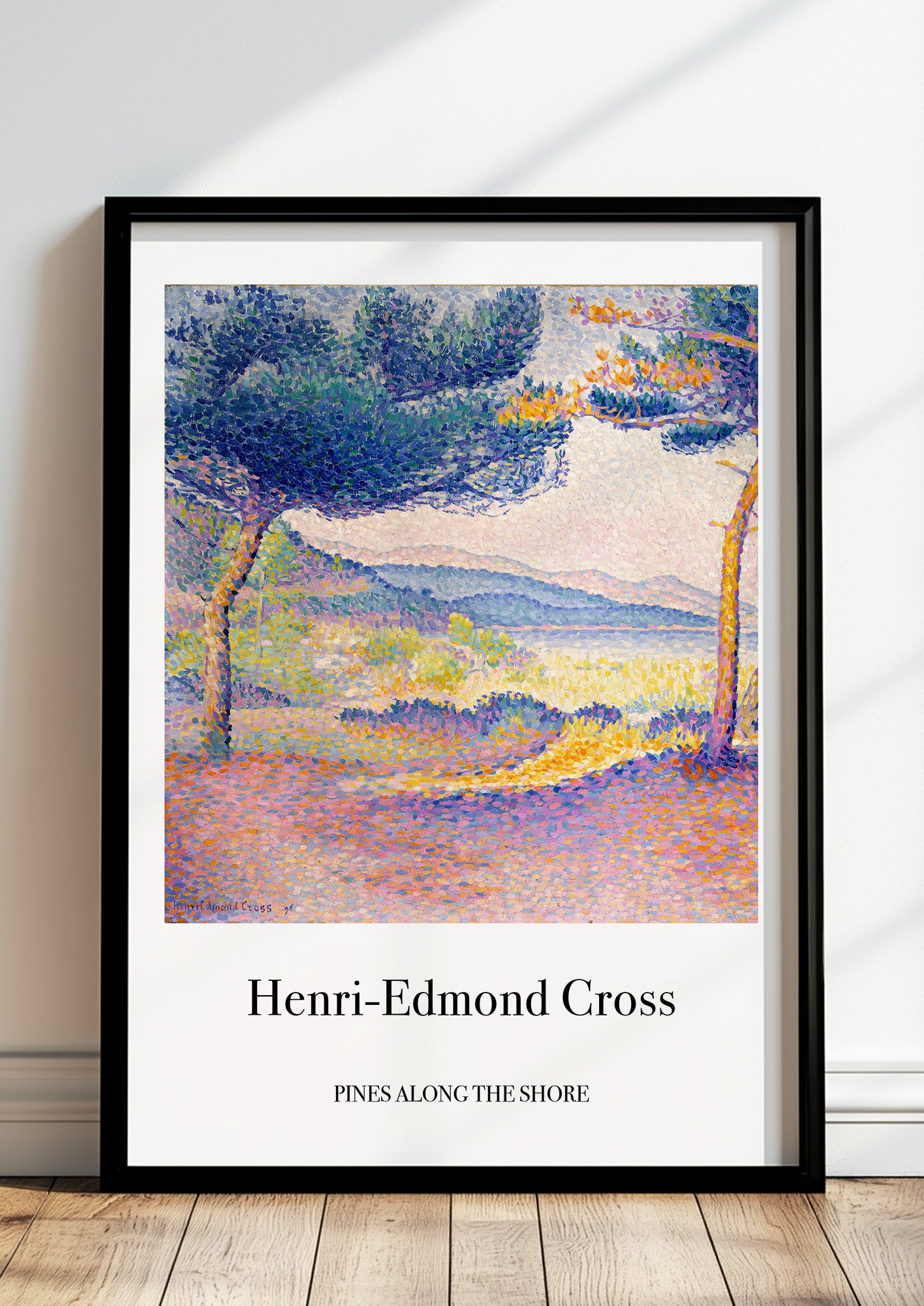 Pines Along the Shore von Henri Edmond Cross als Poster, in schwarzem Rahmen, stehend auf dem Boden, angelehnt an einer Wand