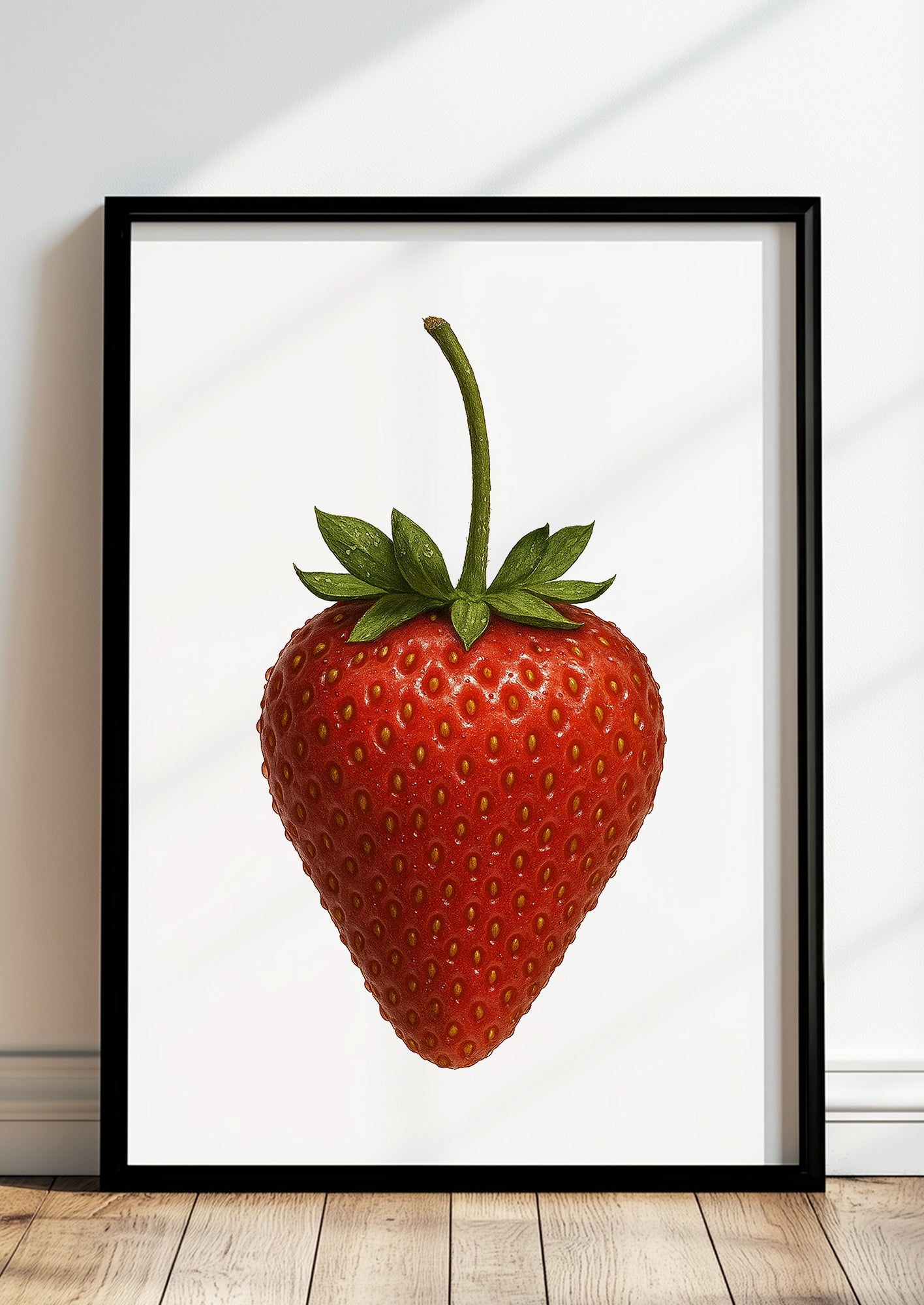 Gerahmtes Erdbeeren Poster an Wand im Wohnzimmer – stilvolle Wanddeko