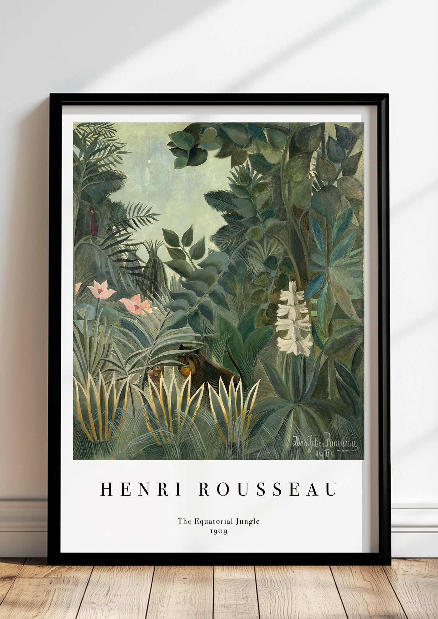 The Equatorial Jungle von Henri Rousseau als Poster, in schwarzem Rahmen, stehend auf dem Boden, angelehnt an einer Wand
