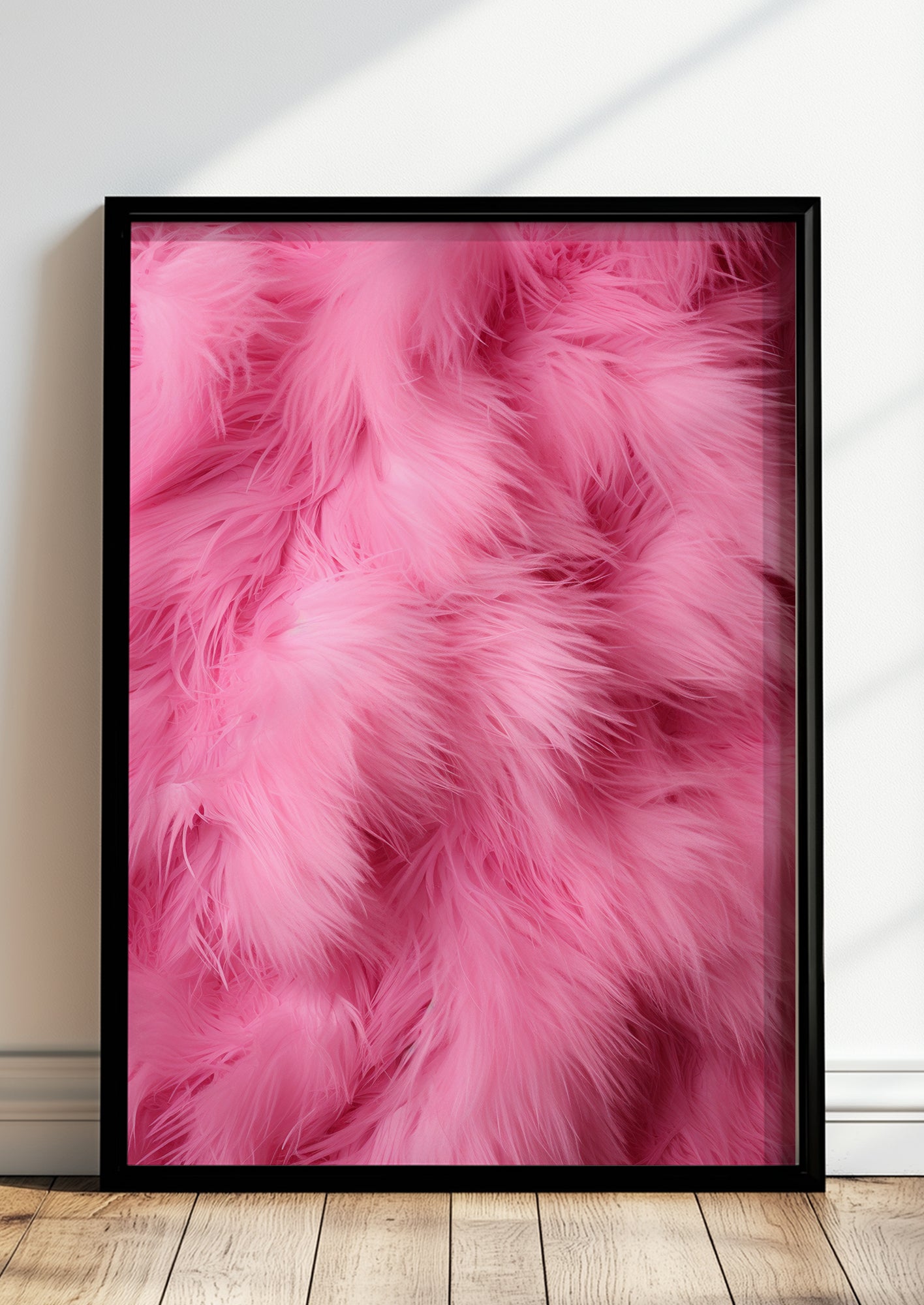 Pinkes Kunstfell-Poster im schwarzen Holzrahmen steht auf dem Boden